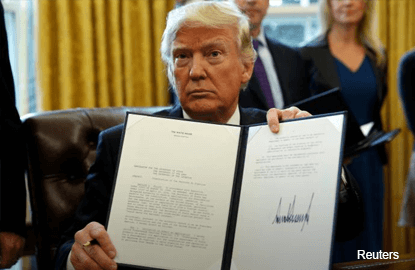 Trump clears way for controversial oil pipelines