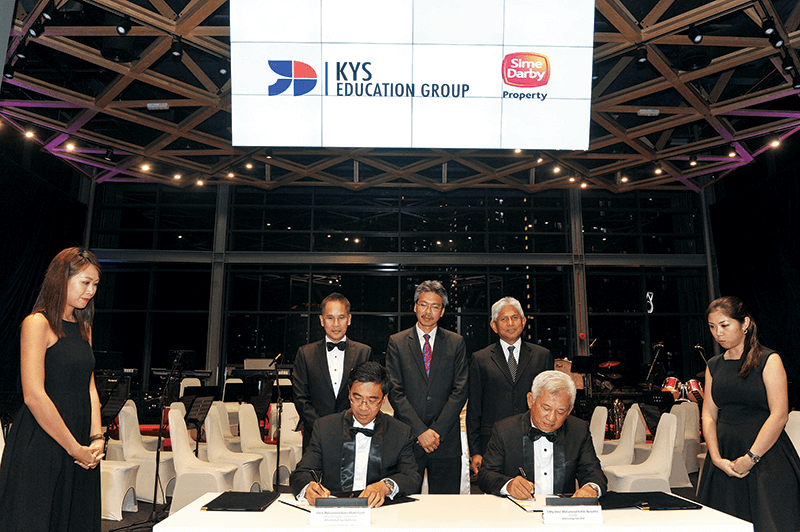 Sime Darby Property senior vice-president of property international Mohammed Redza Mohd Yusof (seated, left) and KYS College Sdn Bhd director Datuk Muhammad Hafidz Nuruddin signing the agreement, witnessed by (standing from left) Halim, Kuala Lumpur City Hall executive director of project management Datuk Syed Affendy Ali Syed Abid Ali and Jauhari. Halim-Saad-KYS_FD_030316